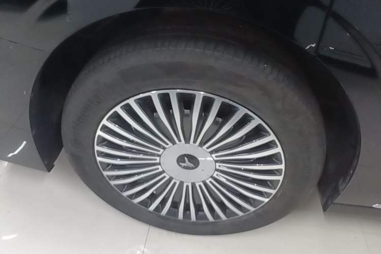 Used VOYAH Dream 2025 PHEV Four-Wheel Drive Prestige Kunpeng Edition Right Rear Wheel Hub