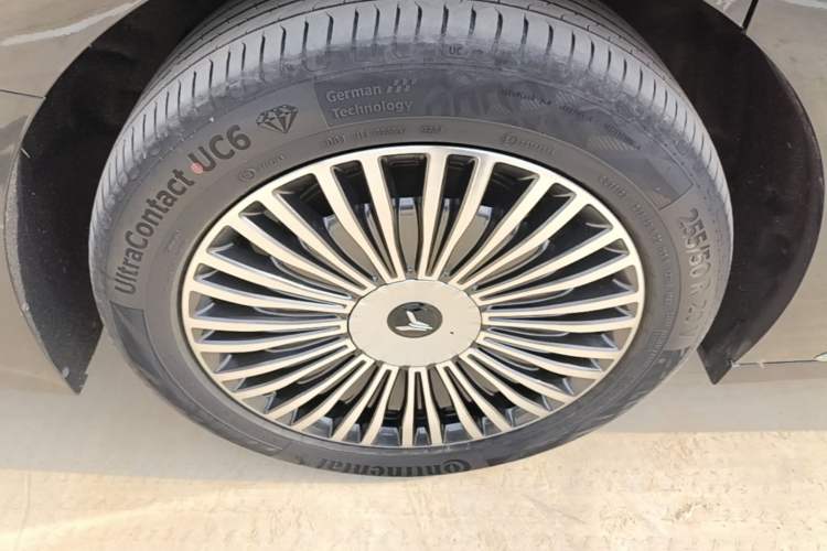 Used VOYAH Dream 2025 PHEV Four-Wheel Drive Prestige Kunpeng Edition Right Rear Wheel Hub