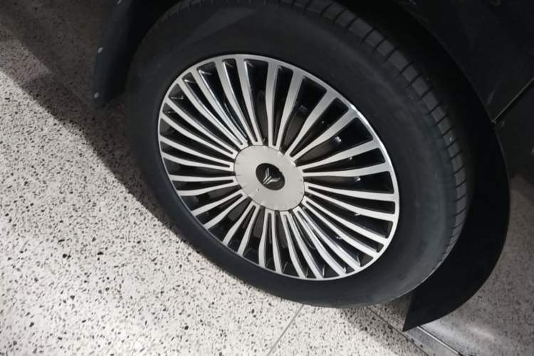 Used VOYAH Dream 2025 PHEV Four-Wheel-Drive Flagship Kunpeng Edition Right Rear Wheel Hub