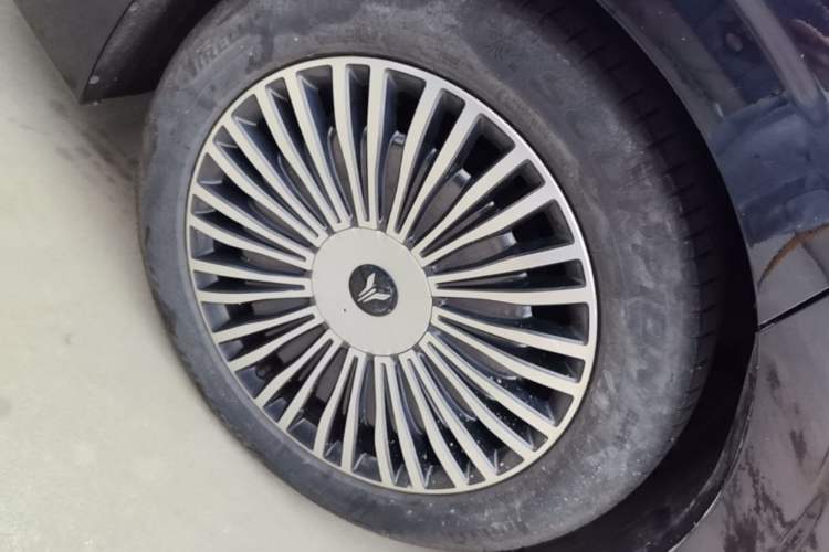 Used VOYAH Dream 2025 PHEV Four-Wheel-Drive Flagship Kunpeng Edition Right Rear Wheel Hub