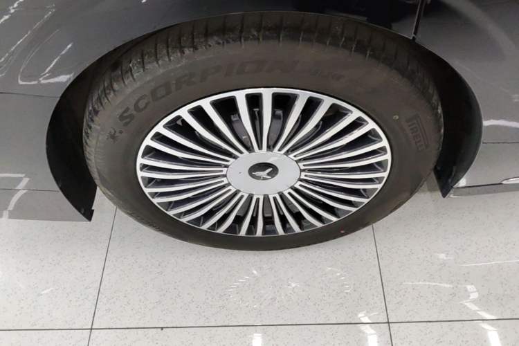 Used VOYAH Dream 2025 PHEV Four-Wheel-Drive Flagship Kunpeng Edition Right Rear Wheel Hub