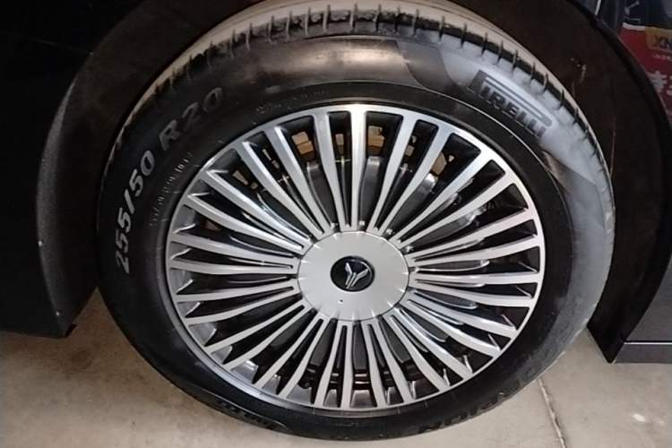 Used VOYAH Dream 2025 PHEV Four-Wheel-Drive Flagship Kunpeng Edition Right Rear Wheel Hub