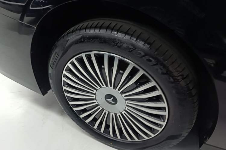 Used VOYAH Dream 2025 PHEV Four-Wheel-Drive Flagship Version – Qiankun Edition Right Rear Wheel Hub