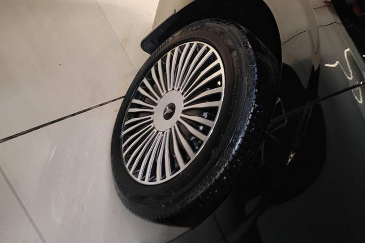 Used VOYAH Dream 2025 PHEV Four-Wheel Drive Excellence Kunpeng Edition Right Rear Wheel Hub