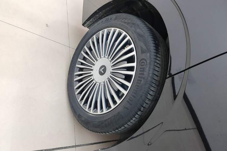 Used VOYAH Dream 2025 PHEV Four-Wheel Drive Excellence Kunpeng Edition Right Rear Wheel Hub