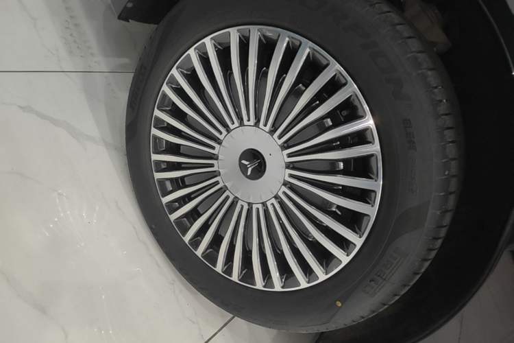 Used VOYAH Dream 2025 PHEV Four-Wheel Drive Excellence Qiankun Edition Right Rear Wheel Hub
