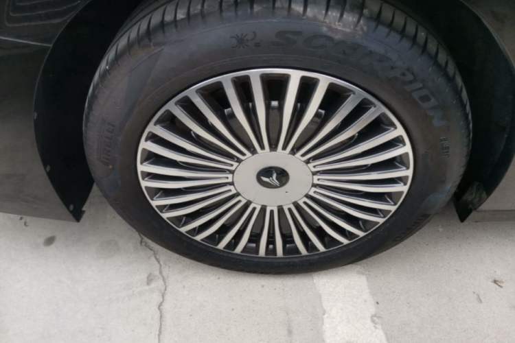 Used VOYAH Dream 2025 PHEV Four-Wheel Drive Prestige Qiankun Edition Right Rear Wheel Hub