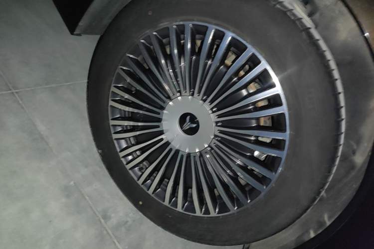 Used VOYAH Dream 2025 PHEV Four-Wheel-Drive Flagship Kunpeng Edition Right Rear Wheel Hub