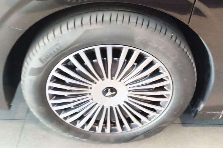 Used VOYAH Dream 2025 PHEV Four-Wheel-Drive Flagship Version – Qiankun Edition Right Rear Wheel Hub