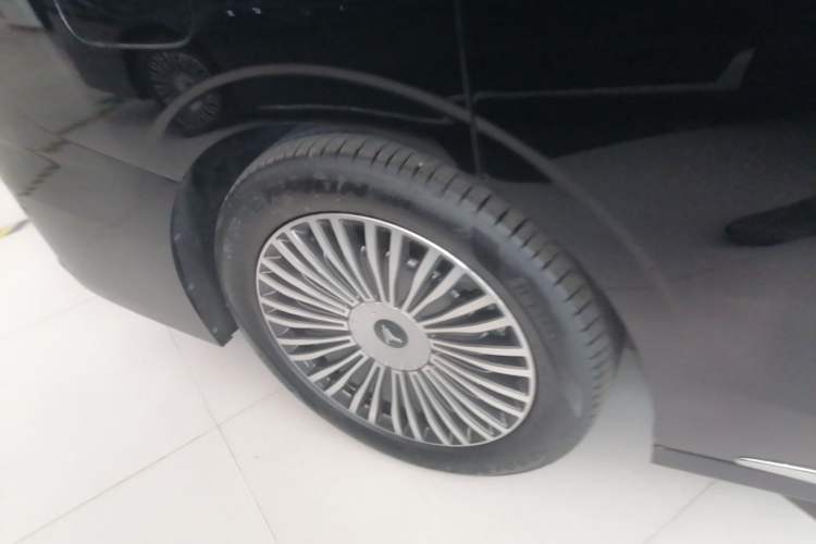 Used VOYAH Dream 2025 PHEV Four-Wheel-Drive Flagship Kunpeng Edition Right Rear Wheel Hub