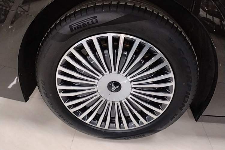 Used VOYAH Dream 2025 PHEV Four-Wheel-Drive Flagship Kunpeng Edition Right Rear Wheel Hub