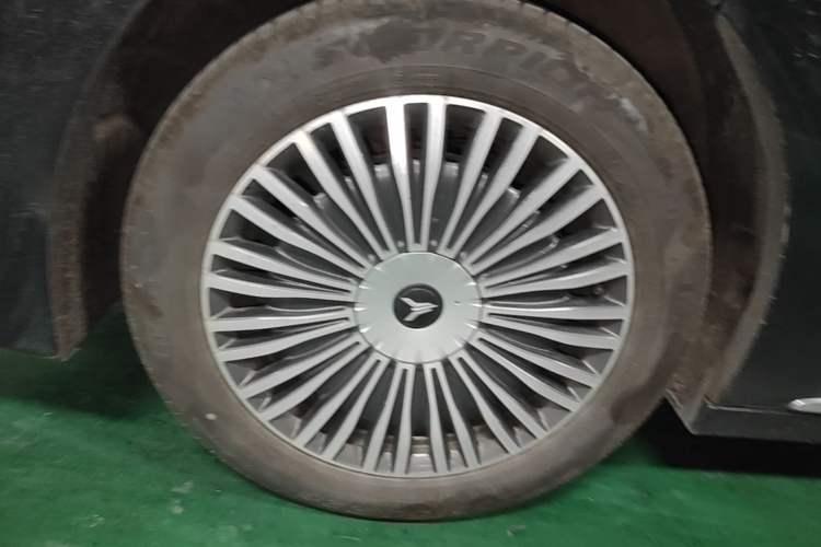 Used VOYAH Dream 2025 PHEV Four-Wheel Drive Prestige Kunpeng Edition Right Rear Wheel Hub