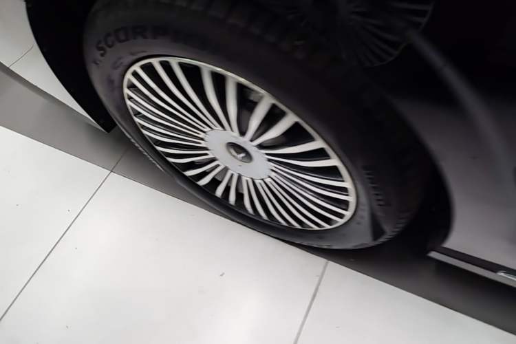 Used VOYAH Dream 2025 PHEV Four-Wheel Drive Prestige Qiankun Edition Right Rear Wheel Hub