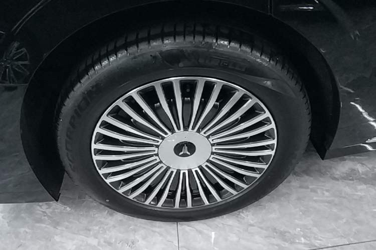 Used VOYAH Dream 2025 PHEV Four-Wheel Drive Excellence Kunpeng Edition Right Rear Wheel Hub