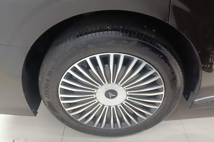 Used VOYAH Dream 2025 PHEV Four-Wheel Drive Prestige Kunpeng Edition Right Rear Wheel Hub