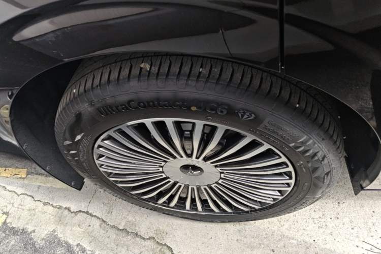 Used VOYAH Dream 2025 PHEV Four-Wheel Drive Prestige Kunpeng Edition Right Rear Wheel Hub