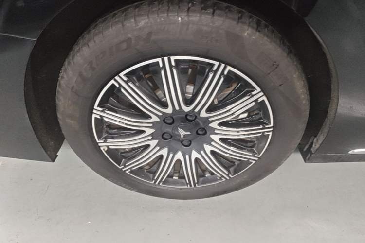 Used VOYAH Dream 2025 EV Four-Wheel Drive Prestige Kunpeng Edition Right Rear Wheel Hub
