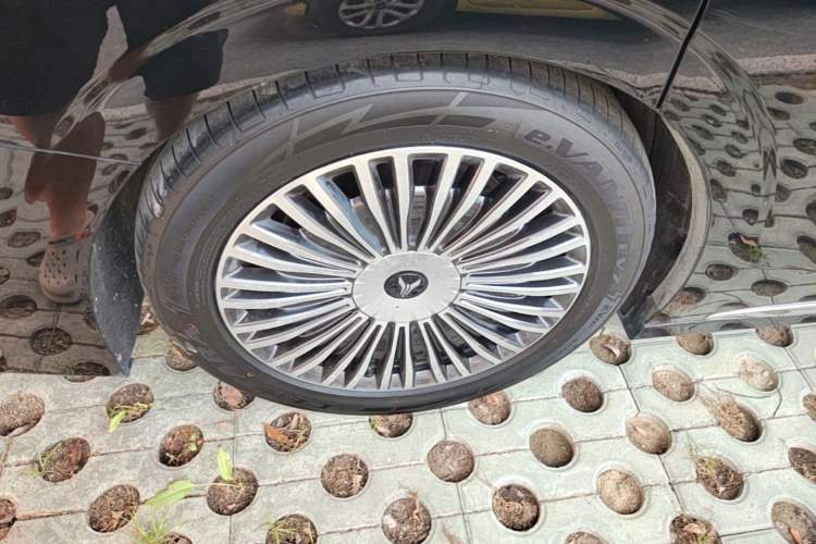Used VOYAH Dream 2025 PHEV Four-Wheel-Drive Flagship Kunpeng Edition Right Rear Wheel Hub