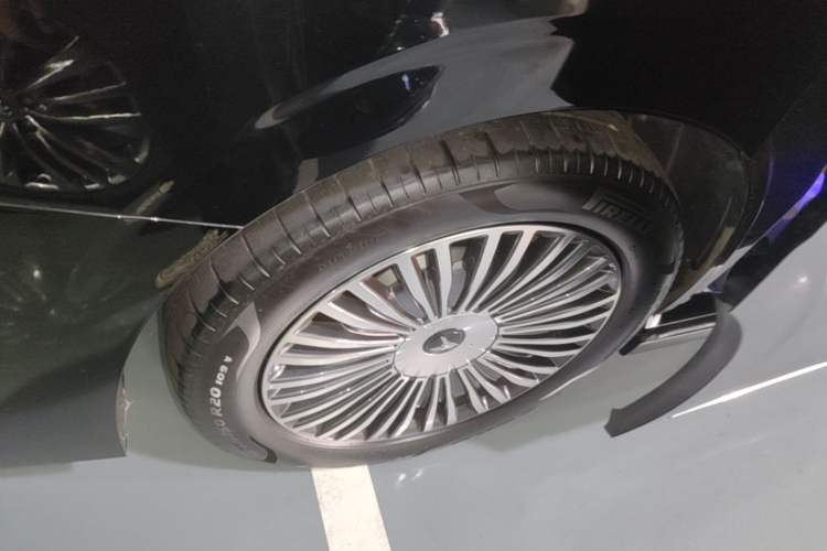 Used VOYAH Dream 2025 PHEV Four-Wheel-Drive Flagship Version – Qiankun Edition Right Rear Wheel Hub
