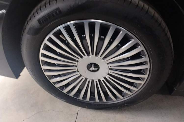 Used VOYAH Dream 2025 PHEV Four-Wheel Drive Prestige Qiankun Edition Right Rear Wheel Hub
