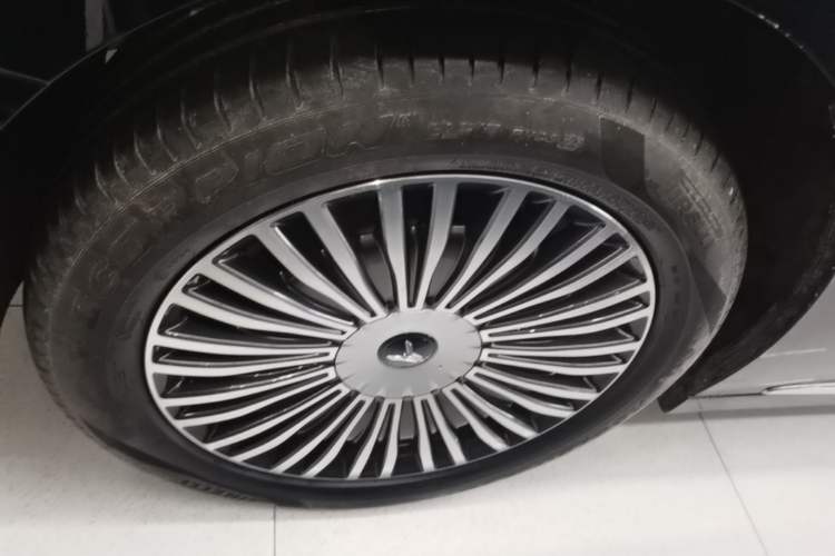 Used VOYAH Dream 2025 PHEV Four-Wheel Drive Prestige Qiankun Edition Right Rear Wheel Hub