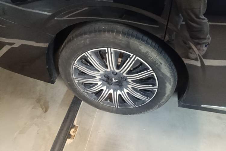 Used VOYAH Dream 2025 EV Four-Wheel Drive Prestige Qiankun Edition Right Rear Wheel Hub