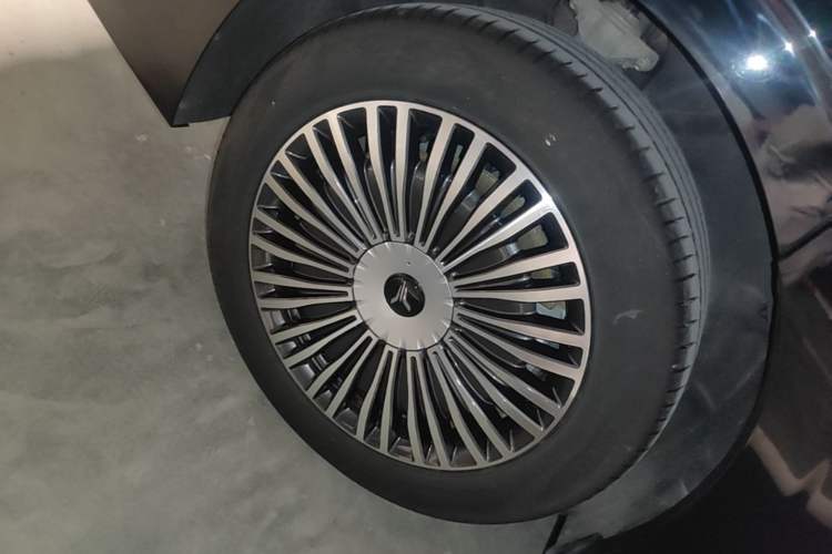 Used VOYAH Dream 2025 PHEV Four-Wheel Drive Excellence Qiankun Edition Right Rear Wheel Hub