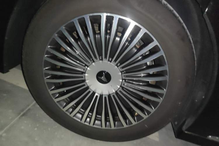 Used VOYAH Dream 2025 PHEV Four-Wheel-Drive Flagship Kunpeng Edition Right Rear Wheel Hub