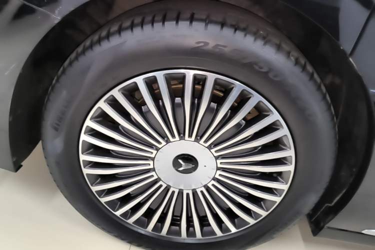 Used VOYAH Dream 2025 PHEV Four-Wheel-Drive Flagship Kunpeng Edition Right Rear Wheel Hub