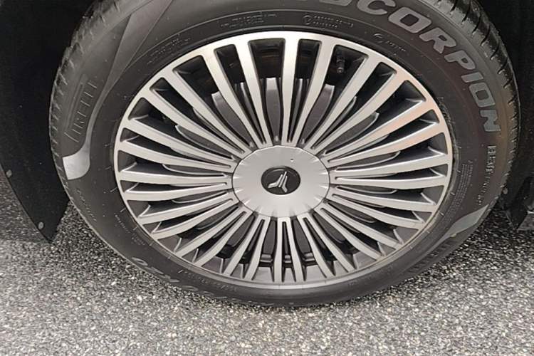 Used VOYAH Dream 2025 PHEV Four-Wheel Drive Prestige Qiankun Edition Right Rear Wheel Hub