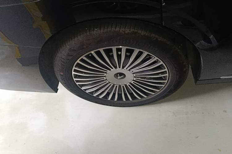 Used VOYAH Dream 2025 PHEV Four-Wheel Drive Prestige Kunpeng Edition Right Rear Wheel Hub