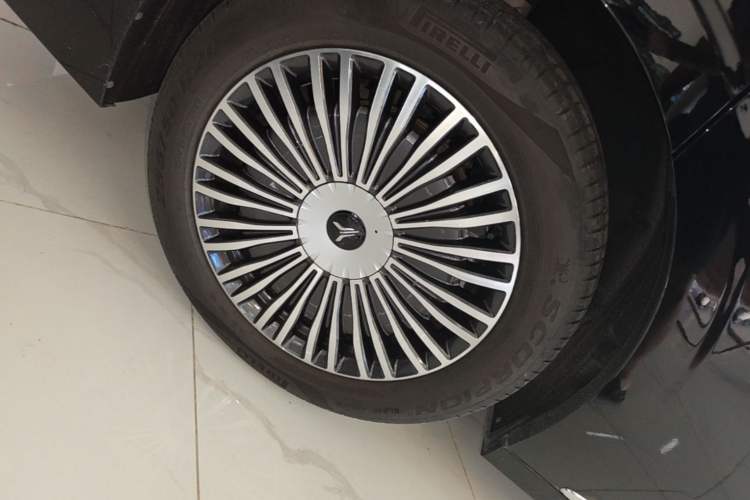 Used VOYAH Dream 2025 PHEV Four-Wheel Drive Prestige Qiankun Edition Right Rear Wheel Hub