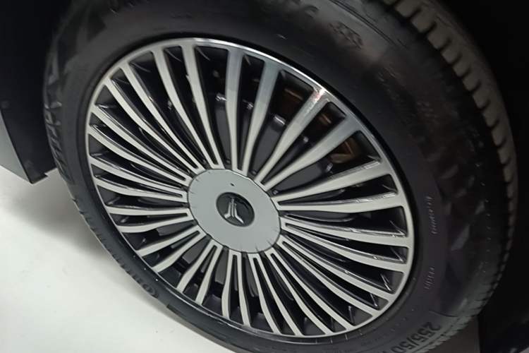 Used VOYAH Dream 2025 PHEV Four-Wheel Drive Prestige Kunpeng Edition Right Rear Wheel Hub