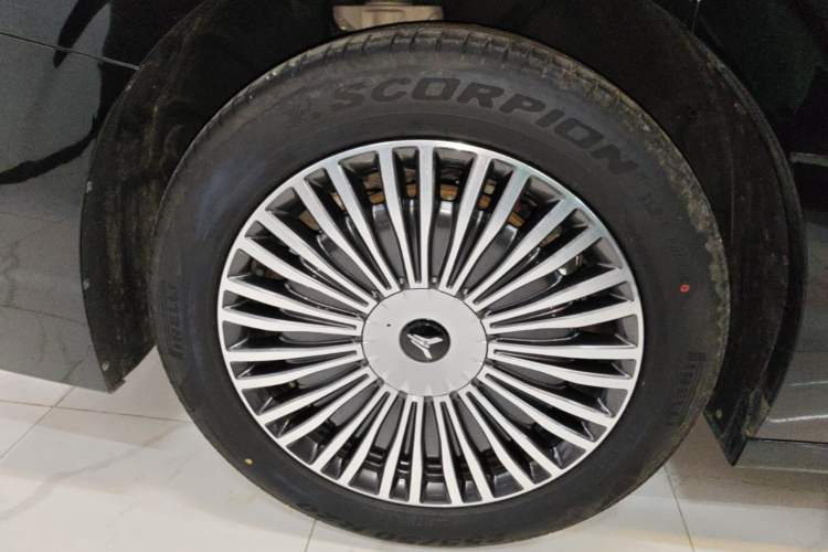 Used VOYAH Dream 2025 PHEV Four-Wheel Drive Prestige Qiankun Edition Right Rear Wheel Hub