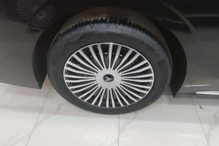 Used VOYAH Dream 2025 PHEV Four-Wheel Drive Prestige Kunpeng Edition Right Rear Wheel Hub