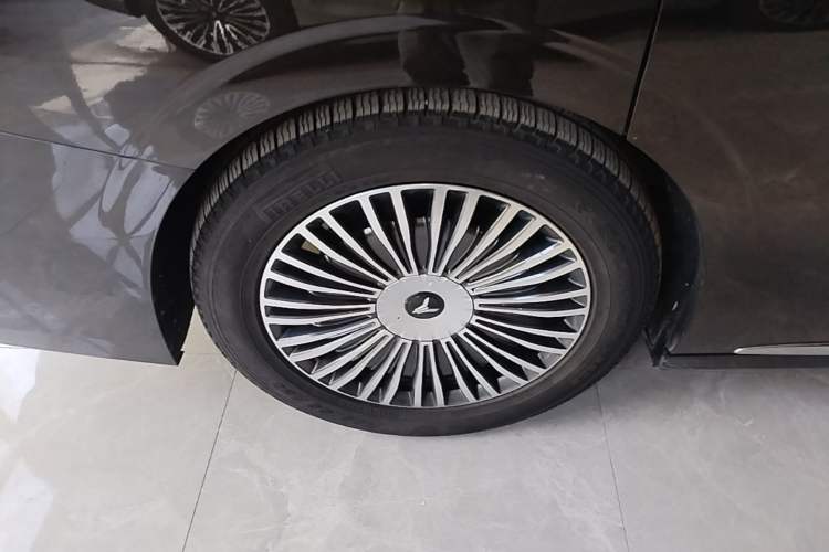 Used VOYAH Dream 2025 PHEV Four-Wheel-Drive Flagship Kunpeng Edition Right Rear Wheel Hub