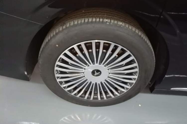 Used VOYAH Dream 2025 PHEV Four-Wheel Drive Prestige Kunpeng Edition Right Rear Wheel Hub