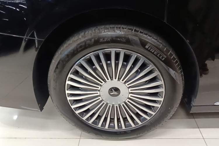 Used VOYAH Dream 2025 PHEV Four-Wheel Drive Prestige Qiankun Edition Right Rear Wheel Hub
