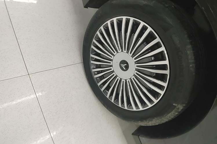 Used VOYAH Dream 2025 PHEV Four-Wheel Drive Prestige Kunpeng Edition Right Rear Wheel Hub