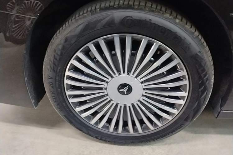 Used VOYAH Dream 2025 PHEV Four-Wheel Drive Prestige Kunpeng Edition Right Rear Wheel Hub