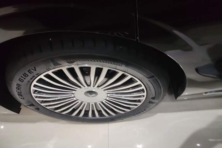 Used VOYAH Dream 2025 PHEV Four-Wheel Drive Excellence Kunpeng Edition Right Rear Wheel Hub