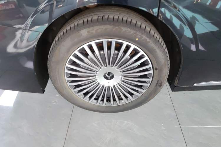 Used VOYAH Dream 2025 PHEV Four-Wheel Drive Prestige Qiankun Edition Right Rear Wheel Hub