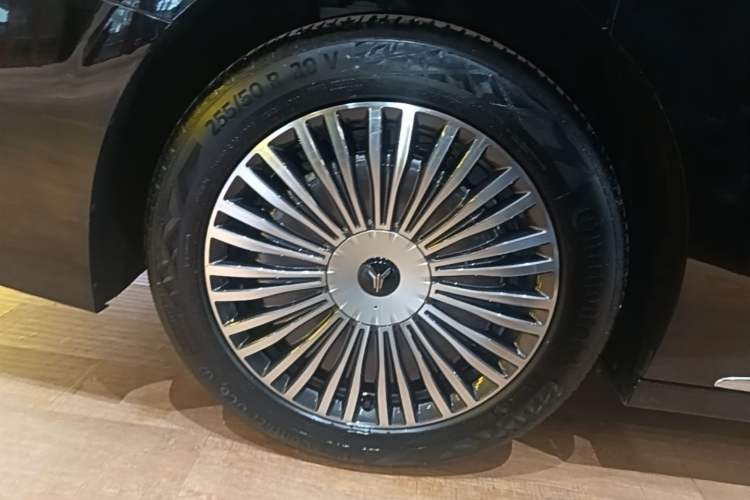Used VOYAH Dream 2025 PHEV Four-Wheel Drive Prestige Kunpeng Edition Right Rear Wheel Hub