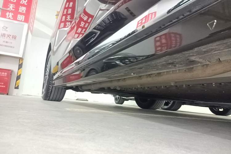 Used VOYAH Dream 2025 PHEV Four-Wheel-Drive Flagship Kunpeng Edition Right Side Sill