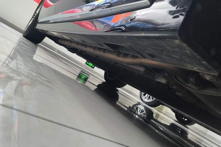 Used VOYAH Dream 2025 PHEV Four-Wheel-Drive Flagship Kunpeng Edition Right Side Sill