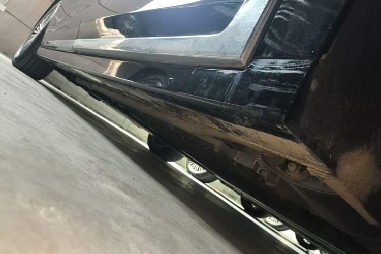 Used VOYAH Dream 2025 PHEV Four-Wheel-Drive Flagship Kunpeng Edition Right Side Sill