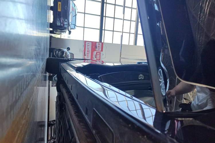 Used VOYAH Dream 2025 PHEV Four-Wheel Drive Prestige Kunpeng Edition Right Side Sill