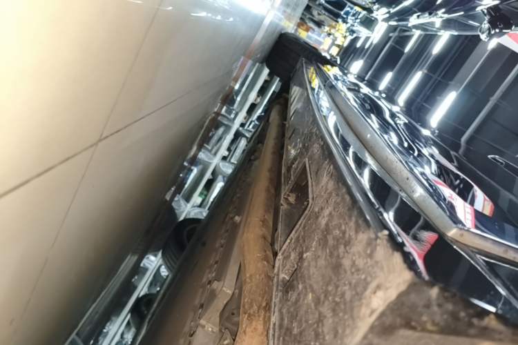 Used VOYAH Dream 2025 PHEV Four-Wheel-Drive Flagship Kunpeng Edition Right Side Sill