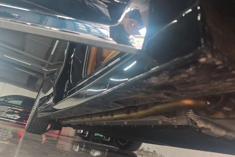 Used VOYAH Dream 2025 PHEV Four-Wheel Drive Prestige Kunpeng Edition Right Side Sill