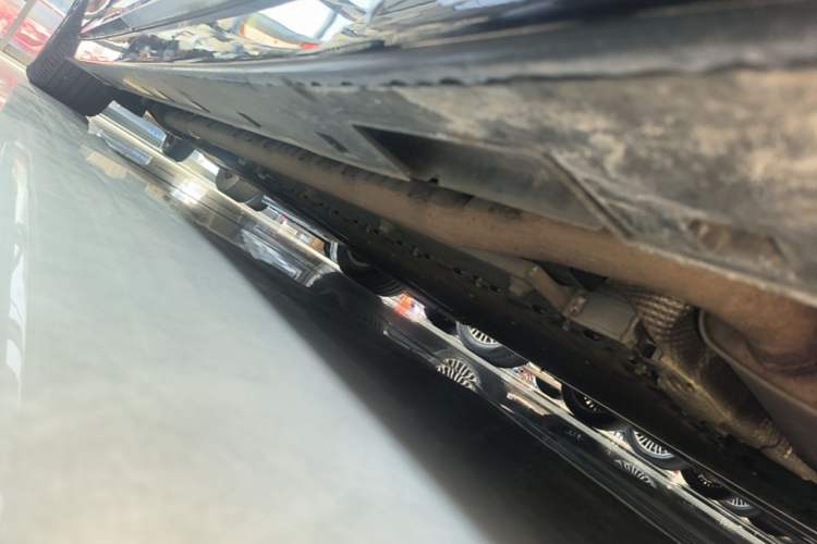 Used VOYAH Dream 2025 PHEV Four-Wheel-Drive Flagship Kunpeng Edition Right Side Sill